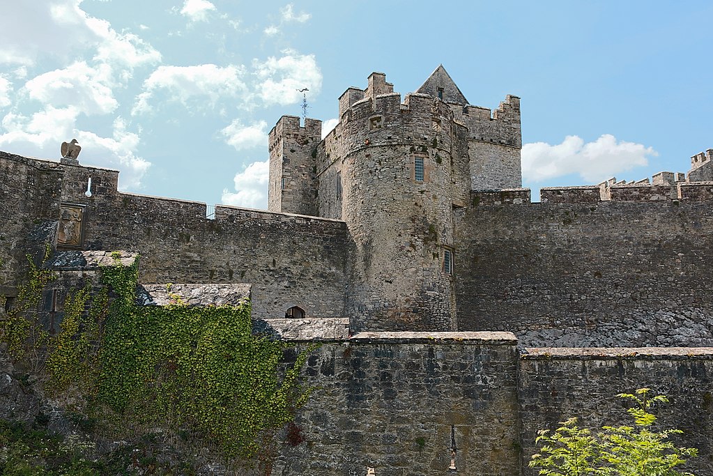 1024px-Cahir_Castle,_Castle_St,_Cahir_(506764)_(27959296834)